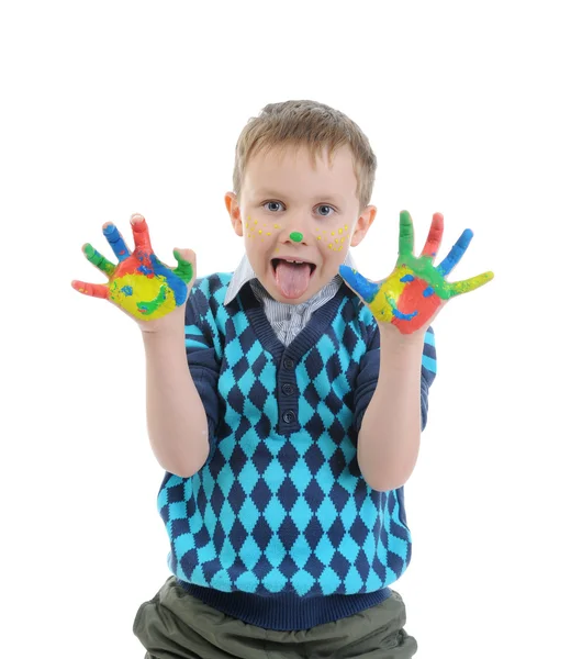 Rapaz sorridente com as palmas das mãos pintadas por uma pintura . — Fotografia de Stock