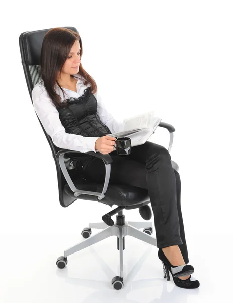 Genç bir kadın sandalyede oturuyor. — Stok fotoğraf