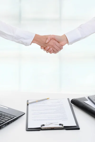Kézfogás a két üzleti partnerek — Stock Fotó