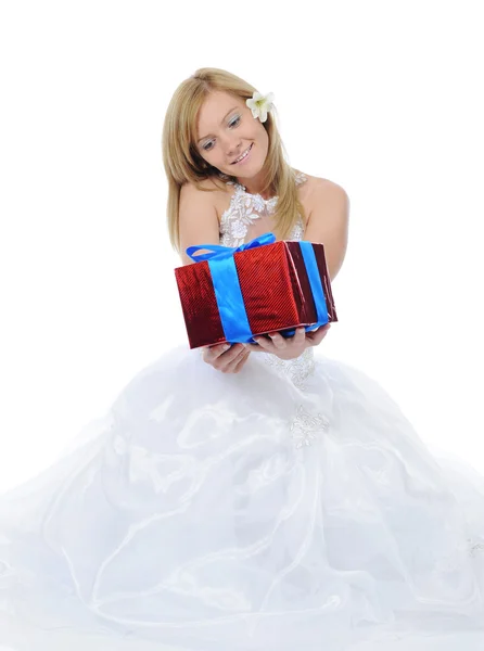 Braut umarmt Geschenk-Box — Stockfoto