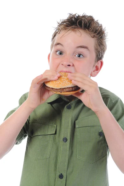 Mały chłopiec jedzenie hamburgera — Zdjęcie stockowe