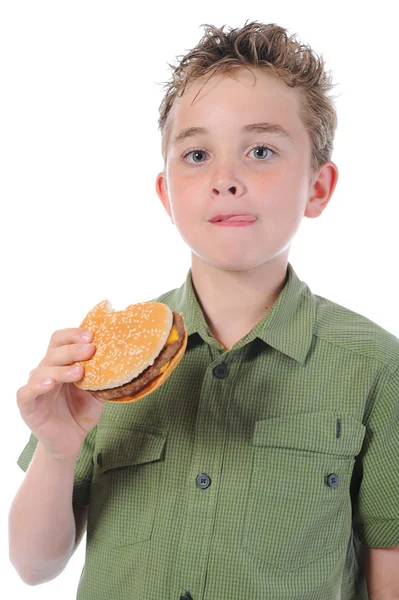 Mały chłopiec jedzenie hamburgera — Zdjęcie stockowe