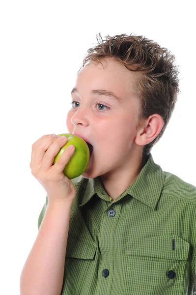 Мальчик держит яблоко — стоковое фото