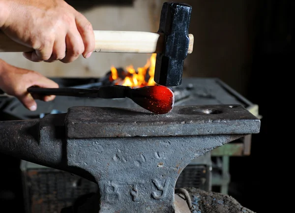 Making a decorative pattern on the anvil — Stock Photo, Image