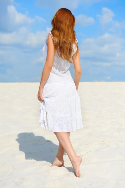 Belle femme sur la plage — Photo