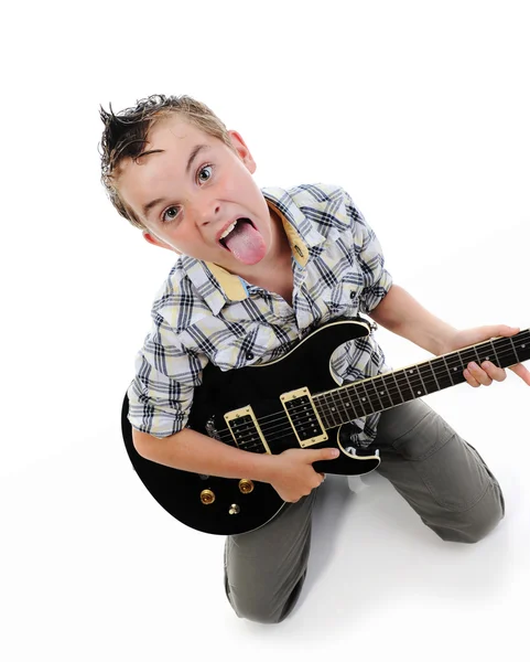 Маленький музикант грає на гітарі — стокове фото