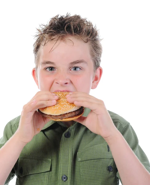 Ragazzino mangiare un hamburger — Foto Stock
