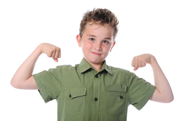 De jongen toont zijn spieren — Stockfoto