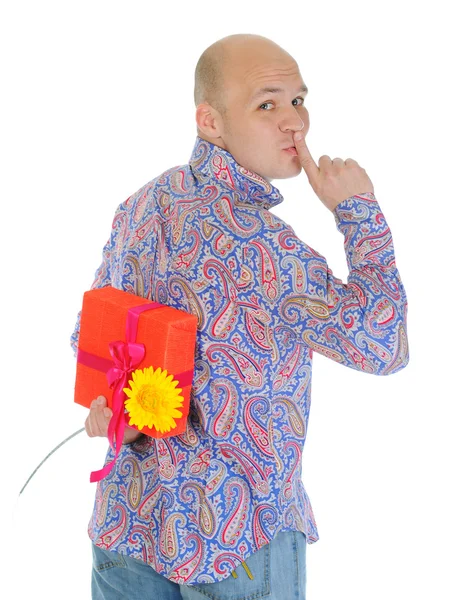Чоловік з подарунковою коробкою і квіткою — стокове фото