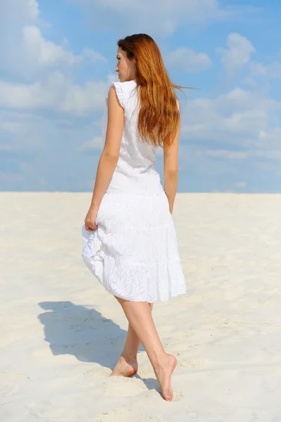 해변의 아름다운 여인 — 스톡 사진