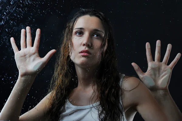 Žena s mokrými vlasy za sklem — Stock fotografie