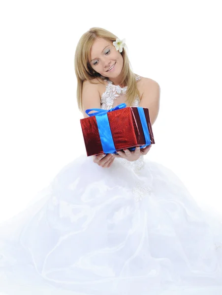 Bruid knuffelen doos van de gift — Stockfoto