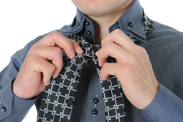Empresário amarrando sua gravata — Fotografia de Stock
