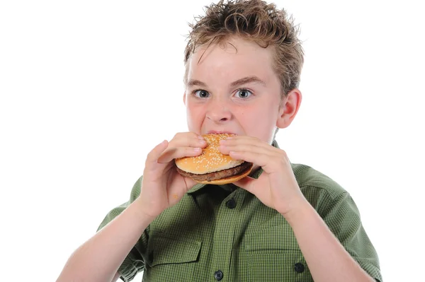 เด็กน้อยกินแฮมเบอร์เกอร์ — ภาพถ่ายสต็อก