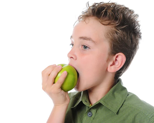 Junge hält einen Apfel — Stockfoto