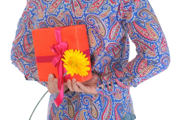 Homem com uma caixa de presente e uma flor — Fotografia de Stock