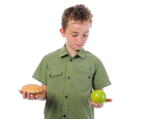 Malý chlapec jíst hamburger — Stock fotografie