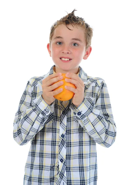 小小的孩子举行新鲜橙子. — 图库照片
