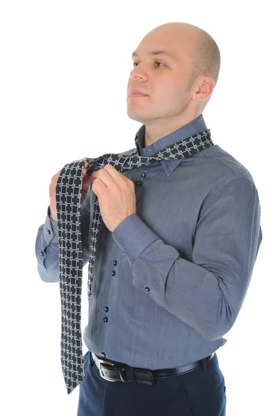 Geschäftsmann bindet sich Krawatte — Stockfoto