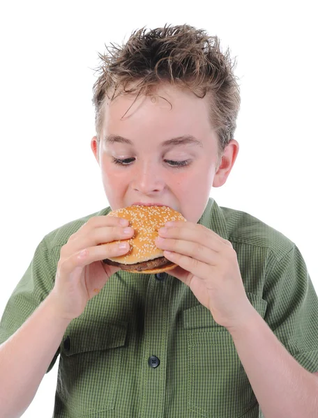 Niño comiendo una hamburguesa — Foto de Stock