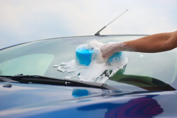 Kadın arabasını yıkar — Stok fotoğraf