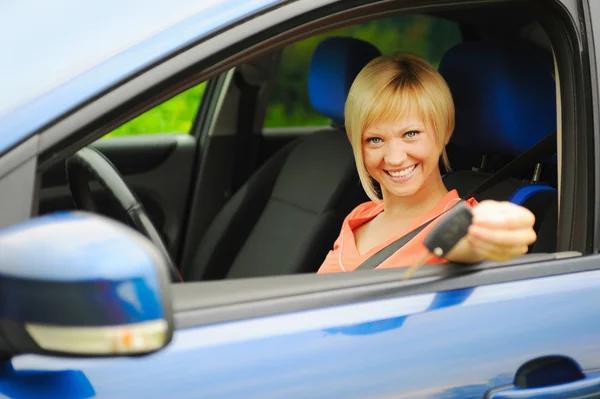 Smiling young woman in the car — Stock Photo, Image