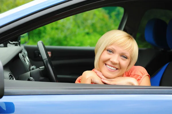 車の中で若い女性の笑みを浮かべてください。 — ストック写真