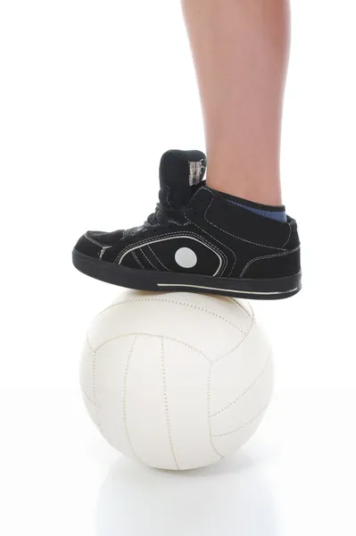 Нога футболіста з м'ячем — стокове фото