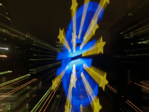 Monument Euro à Francfort pris avec décalage de lentille — Photo