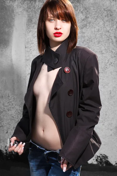 Портрет красивої сексуальної жінки на сірому — стокове фото