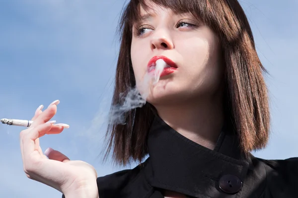 煙草をエレガントな少女 — ストック写真