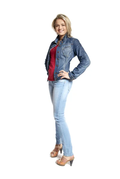 Atraktivní mladá žena v modré džíny — Stock fotografie