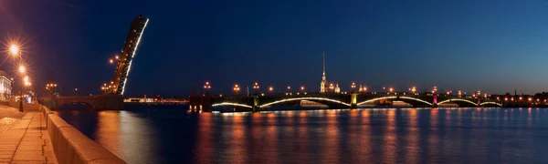 A ponte de Troitsk levantada em São Petersburgo — Fotografia de Stock