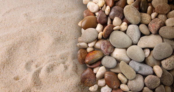 Красочные речные камни на песке

