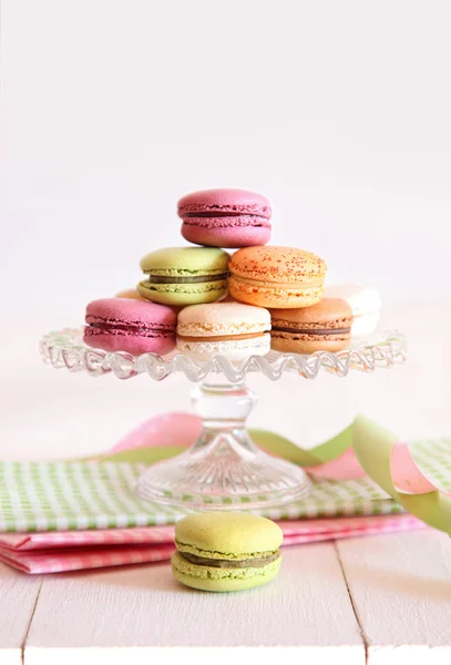 Macarrones franceses en bandeja de pastel — Foto de Stock