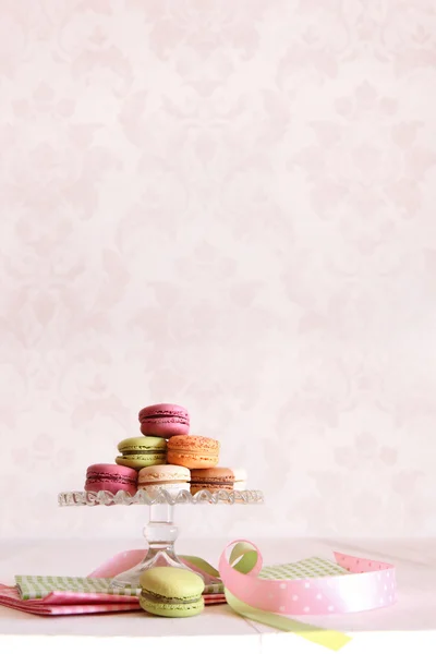 Macaroons franceses na bandeja de sobremesa — Fotografia de Stock