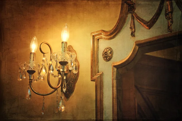 Muur licht schans met spiegel en vintage achtergrond — Stockfoto