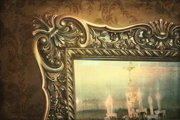 シャンデリアの金めっきの鏡の反射 — ストック写真