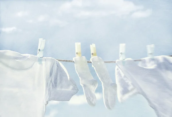 Çamaşır ipinde asılı elbiseler — Stok fotoğraf