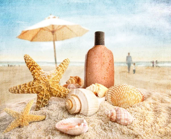 Sonnencreme und Muscheln am Strand — Stockfoto