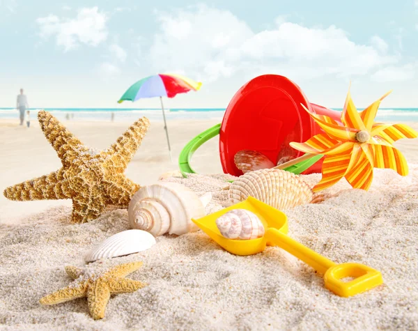 Brinquedos de praia infantis na praia — Fotografia de Stock