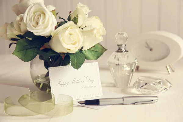 Poznámka: karta s bílými růžemi a pera — Stock fotografie