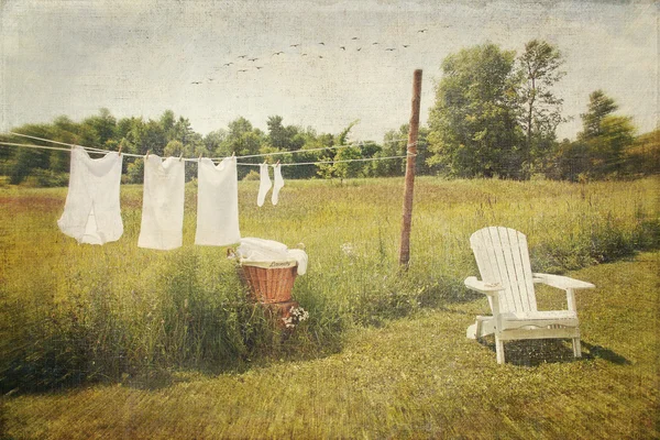 Asciugatura di vestiti di cotone bianco su una linea di lavaggio — Foto Stock
