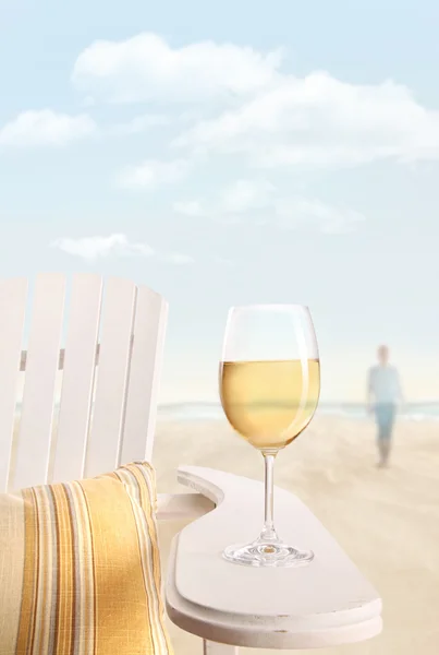 Glas witte wijn op adirondack stoel — Stockfoto