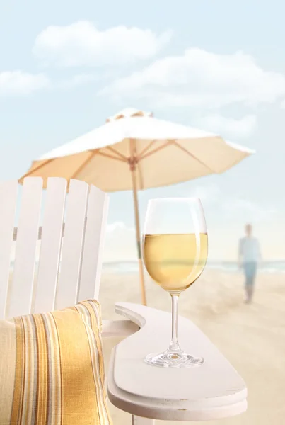Copo de vinho em cadeira de adirondack na praia — Fotografia de Stock