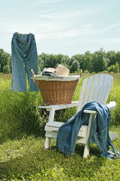 Džíny na prádelní šňůru — Stock fotografie