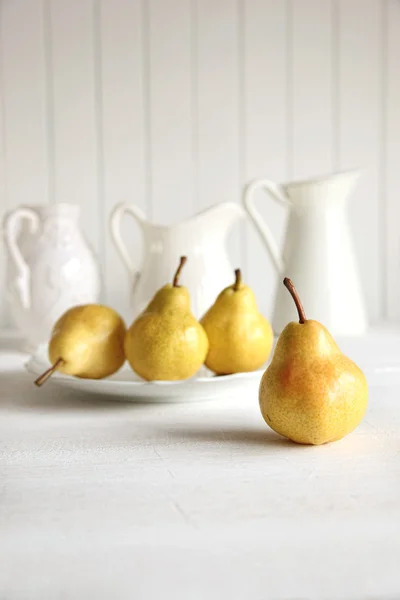 Fresh pears on old table — Stock Photo, Image