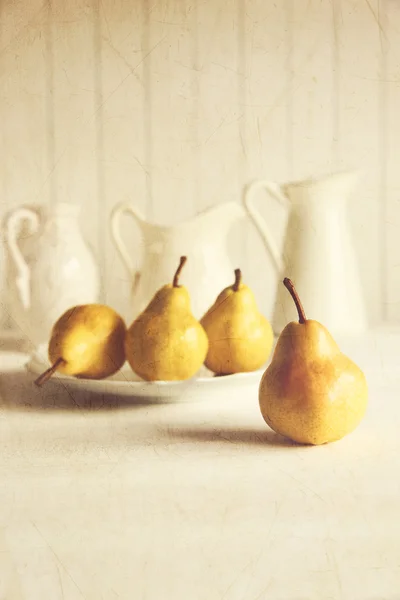 Färska päron på gamla träbord med vintage känsla — Stockfoto
