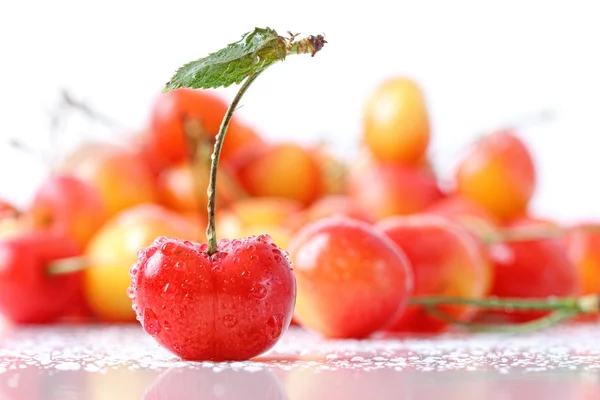 Сладкие вишни с капельками, изолированными на белом — стоковое фото