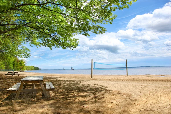 Picknickbord på stranden — Stockfoto